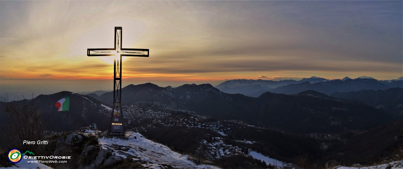 72 La bella croce di vetta Cornagera (1311 m) baciata dal sole con vista verso la Val Serina.jpg